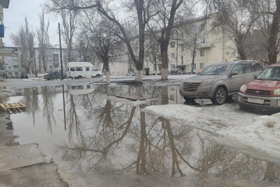 Жители волгоградского дома №32 снова в плену у лужи