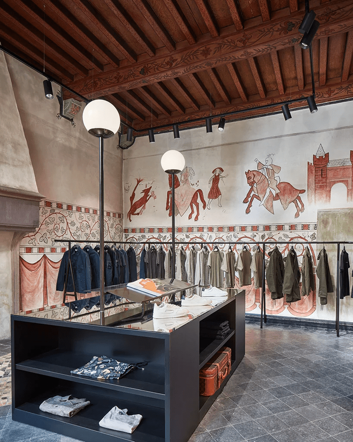 Магазин одежды в здании XII века в Нидерландах