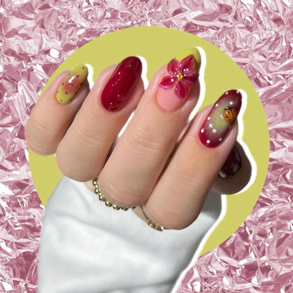 Лаймовый + малиновый — яркое сочетание цветов в маникюре на осень 2025 | Источник: theGirl