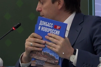 Кравцов показал учебник истории Донбасса и Новороссии