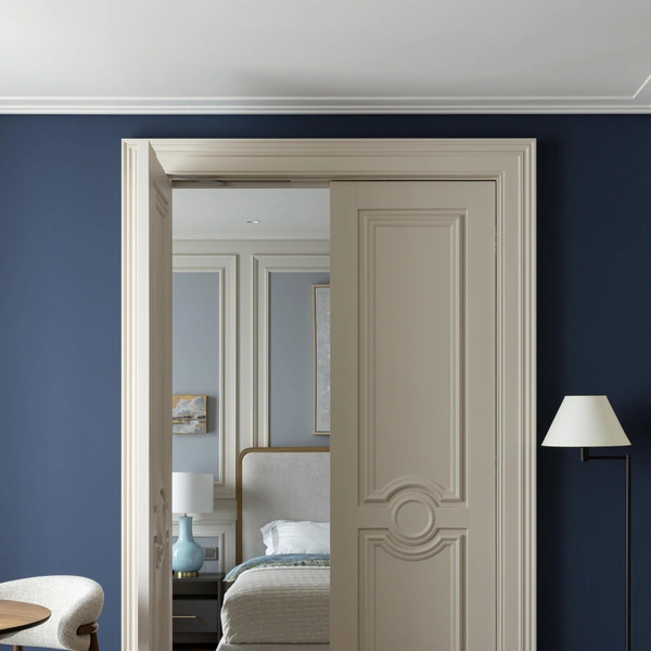 Кастомная кровать с мягким изголовьем в массивной дубовой раме. Тумбы, столярная мастерская. Парадные двери с ручками из горного хрусталя. | Источник: Елизавета Гуровская. Стиль: студия LFUSION