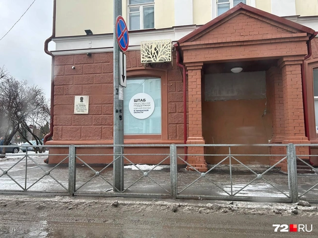На обочинах лежит грязный снег  | Источник: Елена Познахарева / 72.RU 