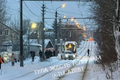 Трамваи встали в Мясново из-за машины на путях