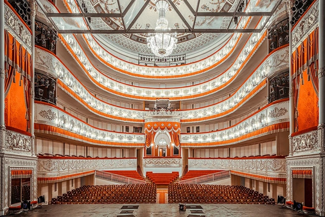 Особый интерес представляют для фотографа театры, которым больше ста лет | Источник: Евгений Доманов