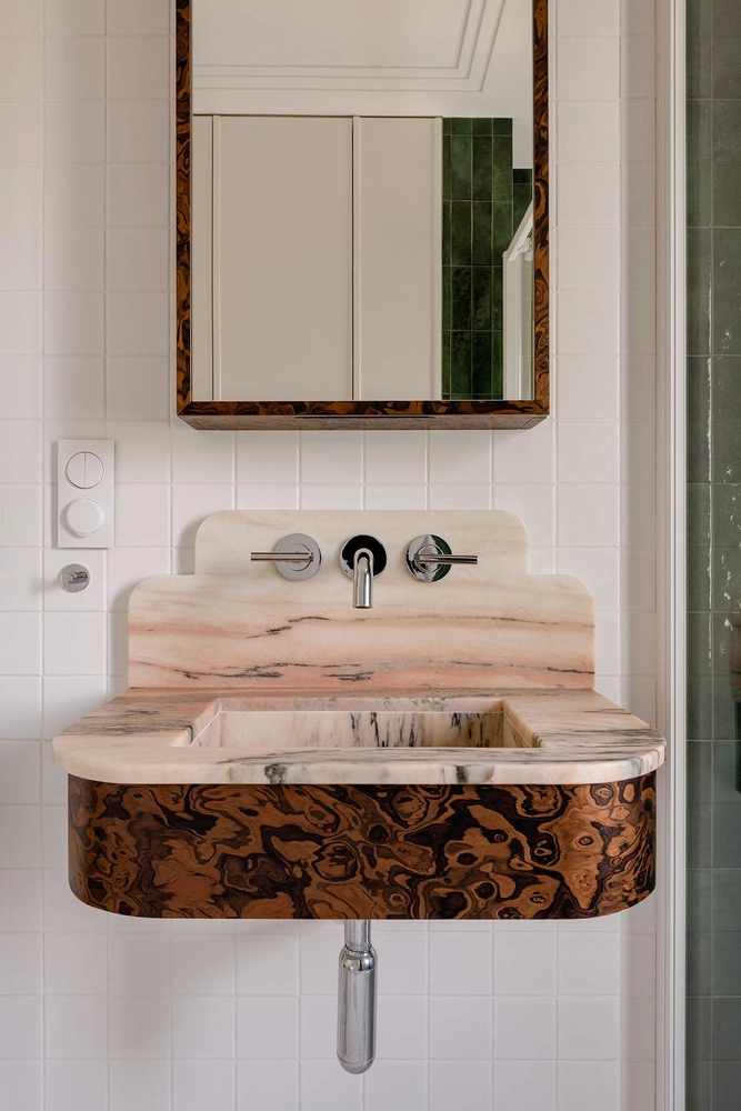 Квартира в Вроцлаве. Проект Furora Design. Раковина из мрамора отделана шпоном. | mcmaison.ru