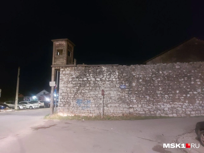 Ночью это здание выглядит мрачновато | Источник: Анна Голубницкая / MSK1.RU