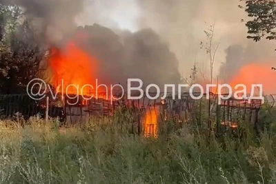 Очевидцы сняли крупный пожар у моста через Волгу под Волгоградом