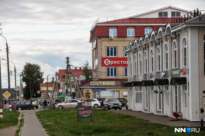 А за стенами монастыря село выглядит типично для районного центра | Источник: Наталья Бурухина / NN.RU