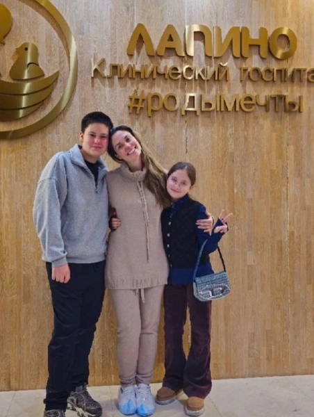 Агата Муцениеце с детьми