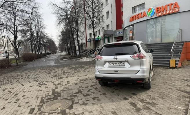 Вероятно, очень спешил за средством от диареи. Комсомольский проспект, 37 | Источник: читатель 74.RU