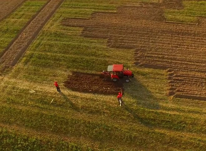 На поле возле аэропорта Минска нарисовали рисунок тракторами (видео) | ya62.ru
