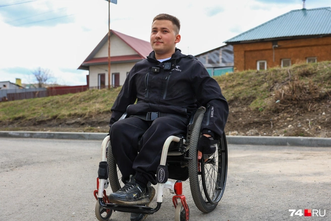 На коляску Илье пришлось собирать деньги. Он много передвигается по городу, и обычная модель для этого не подходит: нужна спортивная  | Источник: Михаил Шилкин