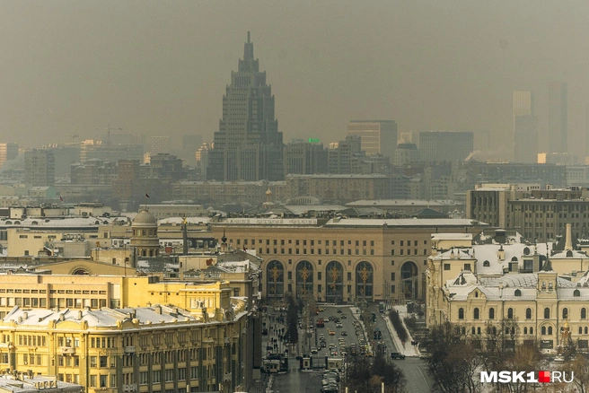 Если посмотреть в другую сторону, то открывается панорама на здание Центрального детского магазина | Источник: Артем Устюжанин / MSK1.RU