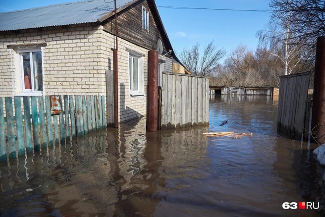 Жители надеются, что ситуация когда-нибудь решится и просят посмотреть старый трубопровод | Источник: Роман Данилкин / 63.RU