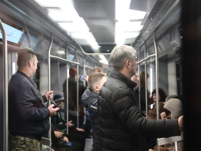 Пассажиры с удивлением заходили в вагоны | Источник: Александр Ощепков / NGS.RU