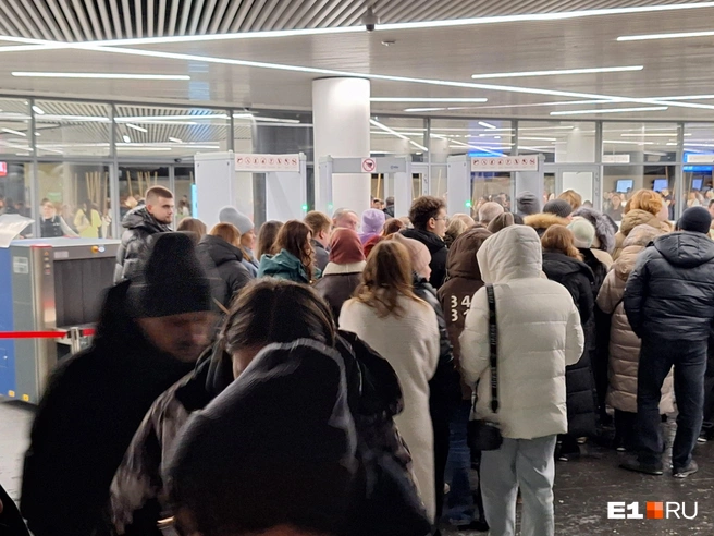 Перед входом всех досматривают | Источник: Дмитрий Емельянов / E1.RU