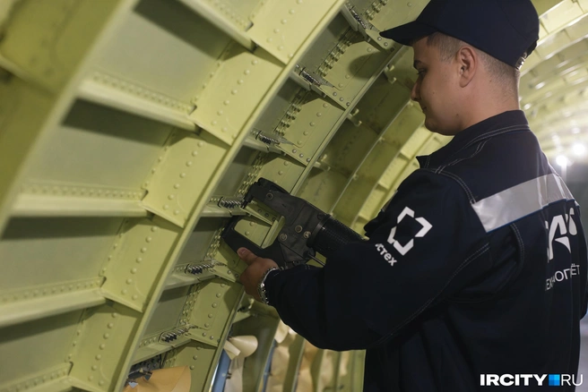 Уже несколько лет молодой человек работает на сборке МС-21 | Источник: Даниил Конин / «ИрСити»