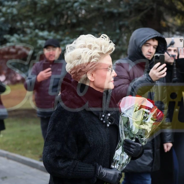 Елена Малышева простилась с коллегой по звездному цеху