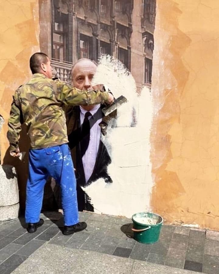 В Петербурге по жалобе местной жительницы закрасили портрет Бродского. Теперь поверх серой краски пишут его стихи