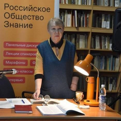 Татьяна Константинова во время лекции про горнозаводское образование в Пушкинской библиотеке | Источник: Александр Баринов 