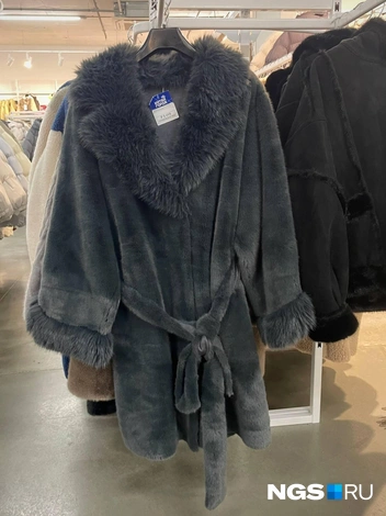 Воротник куцый, а пояс местами рваный. 5499 рублей | Источник: Алёна Золотухина / NGS.RU