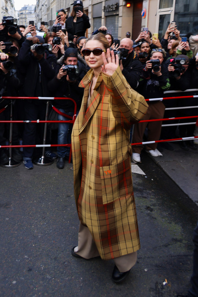 Где купить клетчатое пальто как у Джиджи Хадид на Неделе моды в Париже