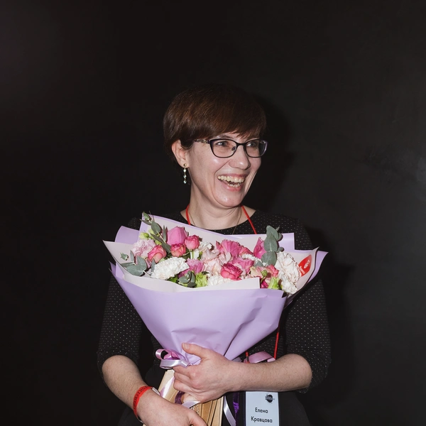 Елена Кравцова с букетом Flowwow | Источник: Анастасия Пронина