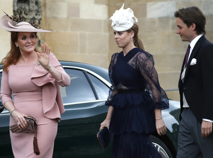 Сара Фергюсон, принцесса Беатрис и Эдоардо Мапелли-Моцци на свадьбе леди Габриэллы Виндзор, 18 мая 2019 года