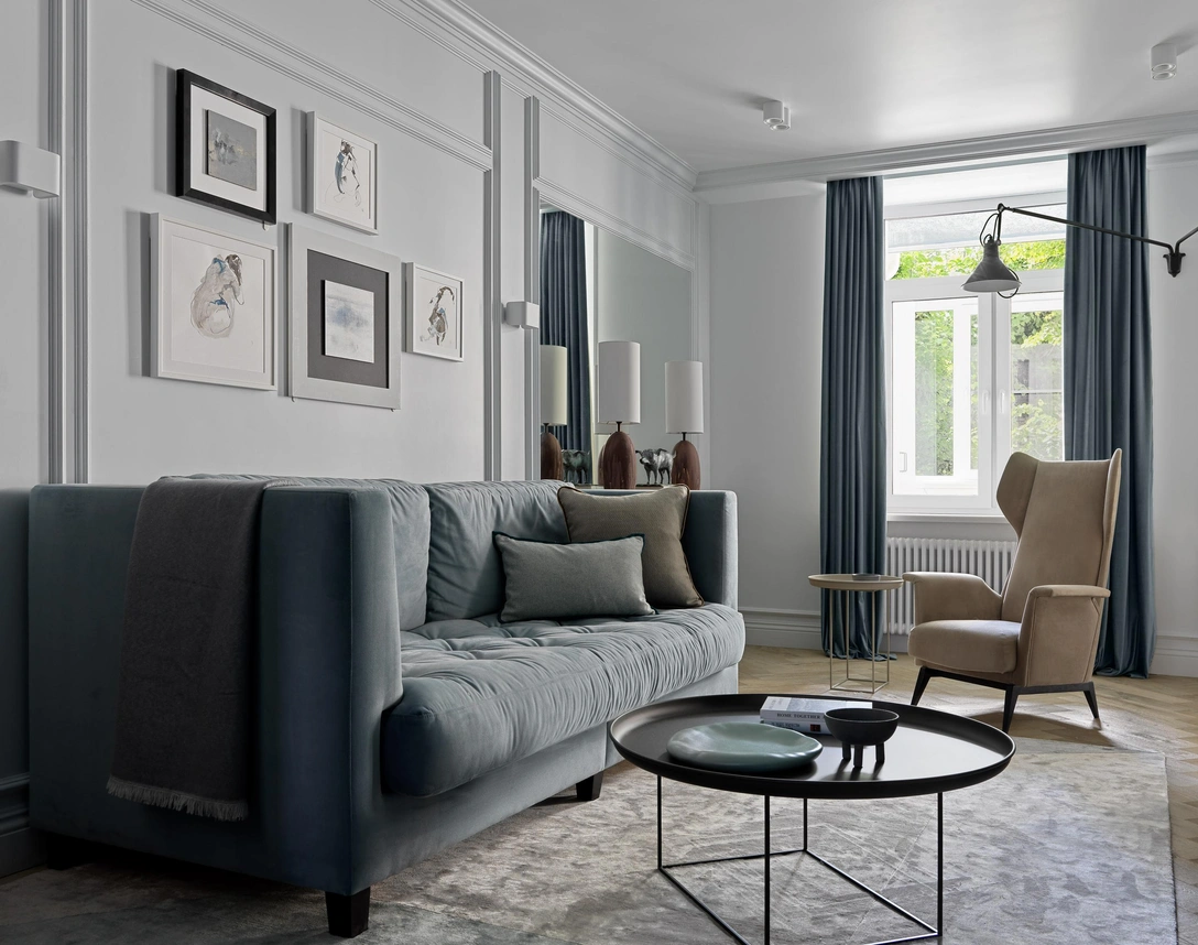 Гостиная. Диван, Soul Wood. Подушки, Enere. Свет, Lampe Gras и Marset. Картины, галерея Carre d'artistes Moscow. | Источник: Сергей Красюк. СТИЛЬ: ДАРЬЯ СОБОЛЕВА