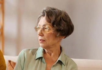 «Никогда не была способна к языкам. Теперь в 59 лет надо учить английский — но как?»