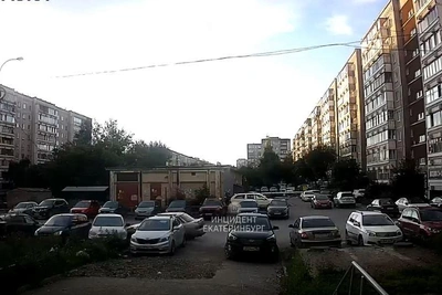 Водитель «десятки» на ВИЗе протаранил припаркованные авто и сбежал