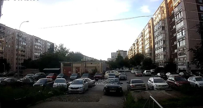 На ВИЗе лихач разбил припаркованные машины и сбежал | Источник: «Инцидент. Екатеринбург»