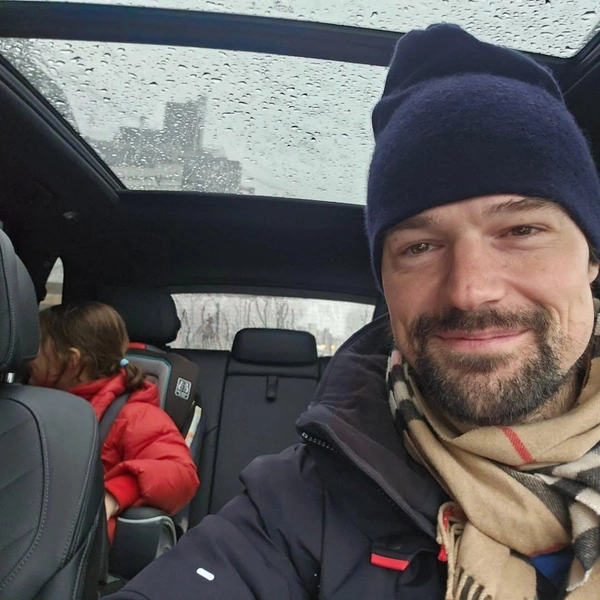 Актер не показывает лицо дочери