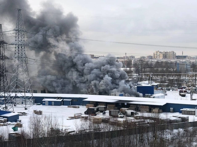 Ангар на востоке Петербурга тушат по повышенному номеру. Смотрите, какой там дым  | Источник: ДТП и ЧП | Санкт-Петербург | Питер Онлайн | СПб 