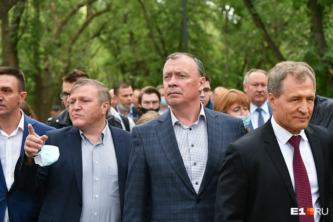 Алексей Орлов и Алексей Бубнов (второй слева) в 2021 году смотрели в одну сторону, но через несколько лет их дороги разошлись | Источник: Артем Устюжанин / E1.RU