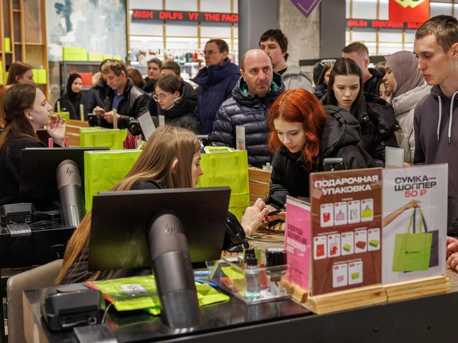 Косметические магазины переполнены покупателями, спешащими приобрести подарки и использовать сертификаты. | Источник: Алексей Волхонский / V1.RU