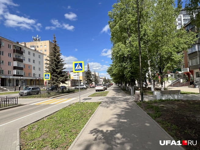 Впереди не парковка посреди дороги, а парковочный карман, но насчёт них у урбанистов нет единого мнения | Источник: Андрей Бирюков / UFA1.RU
