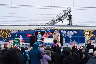 Поезд Деда Мороза не остановился в Новосибирске, но побывал в области