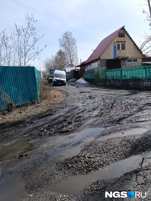 Выбраться из грязной ловушки медики не смогли при помощи трактора | Источник: Ксения Ловчикова