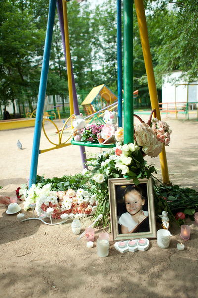 «Я люблю вас, девочки»: Рома Жуков похоронил дочь, судился с матерью шестерых детей и встретил молодую жену