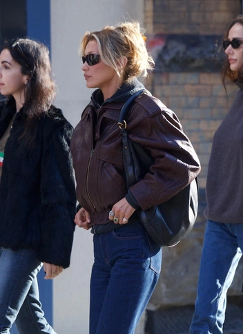 Кожаный бомбер — мастхэв весны 2026 года: учимся стилизовать как Белла Хадид | marieclaire.ru