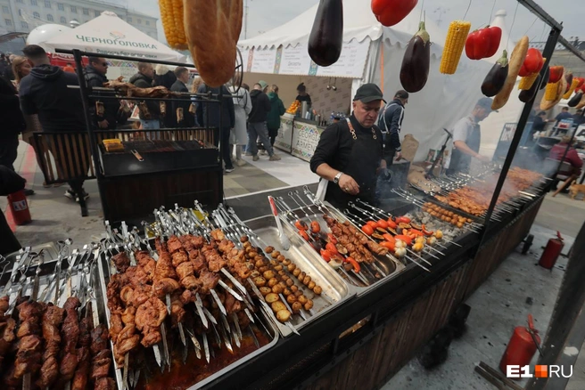 Горожан угощают мясом, жареными овощами и морепродуктами | Источник: Софья Радостина / E1.RU