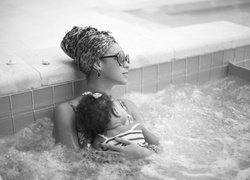 Летние вакации: Бейонсе и малышка Блю Айви купаются в джакузи