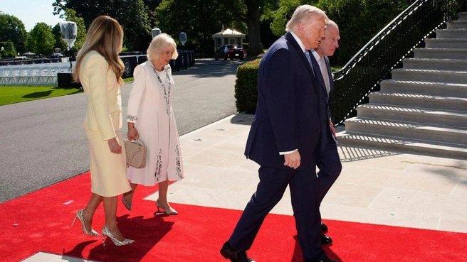 Трамп и королевская чета обмениваются любезностями перед чаепитием в Белом доме. | Источник: MEGA