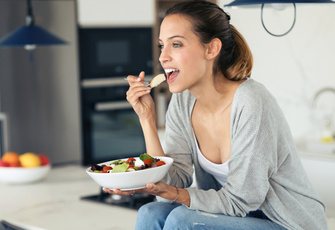 Гастроэнтеролог назвала 10 привычек, которые день за днем убивают желудок