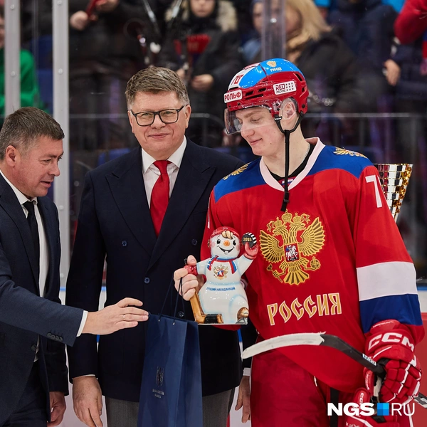 На кубке отметили лучших игроков и подарили им игрушки | Источник: Александр Ощепков / NGS.RU