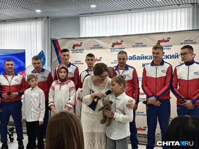 Талисман в руках ребенка&nbsp;— Потапыч | Источник: Тамара Ван-Фу-Ли / CHITA.RU