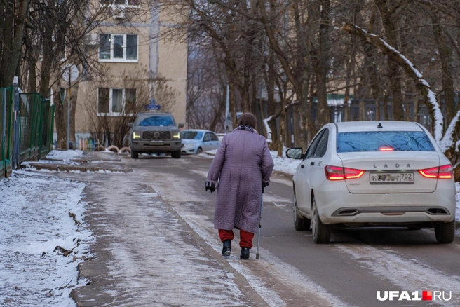 Пешеходка, видимо, немного скользкая | Источник: Булат Салихов / UFA1.RU