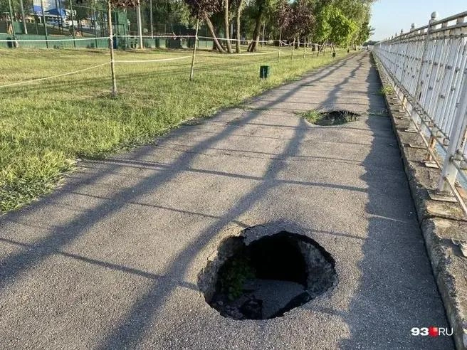 На тротуаре большие ямы | Источник: Валерия Дульская / 93.RU