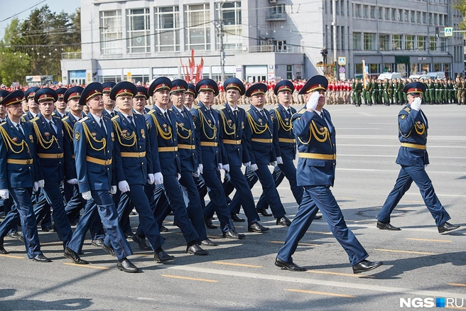 Те, кто не сможет наблюдать за праздником на площади Ленина, могут посмотреть парад Победы на видеотрансляции | Источник: Александр Ощепков / NGS.RU